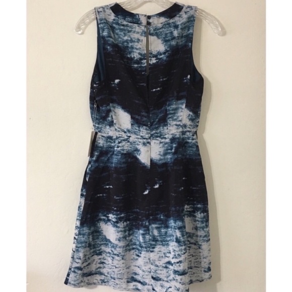 Forever 21 Keyhole Back V Neck with Pocket Dress - Picture 2 of 7